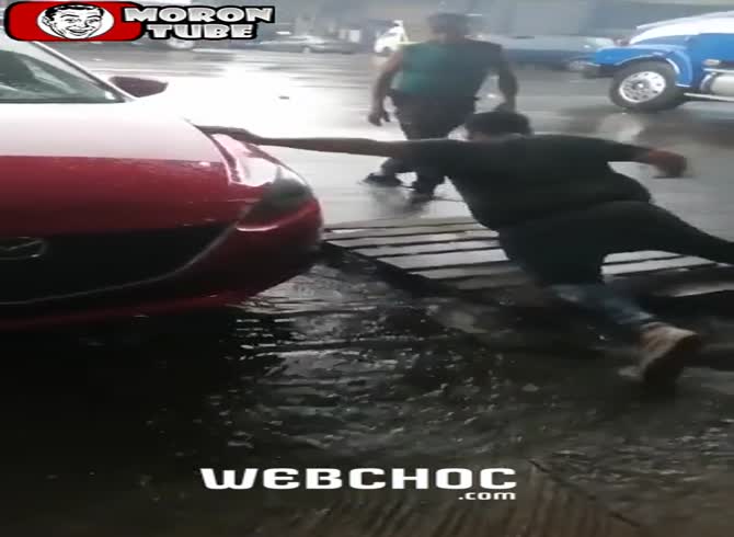 Video :Slave, put something in place so I can stay out of the water! Huhu
